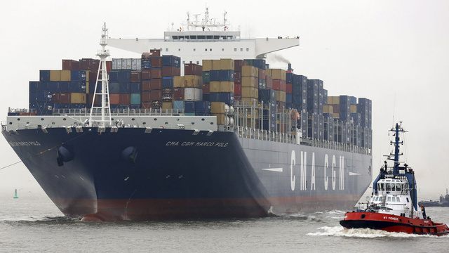 Containerfrachter "CMA CGM Marco Polo" erreicht Bremerhaven